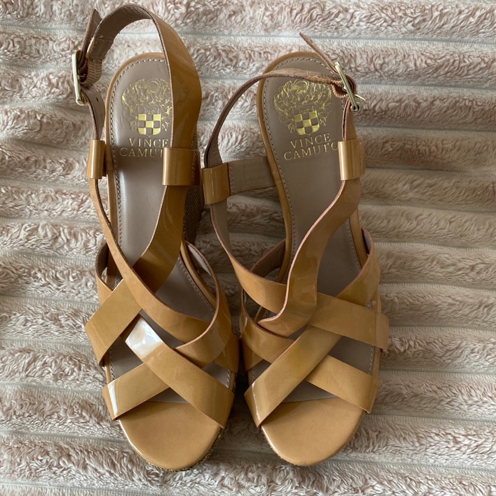 VINCE CAMUTO Hattie Patent Leather Wedge Sandal, TAN, Size US 8 1/2 Eur 38 1/2